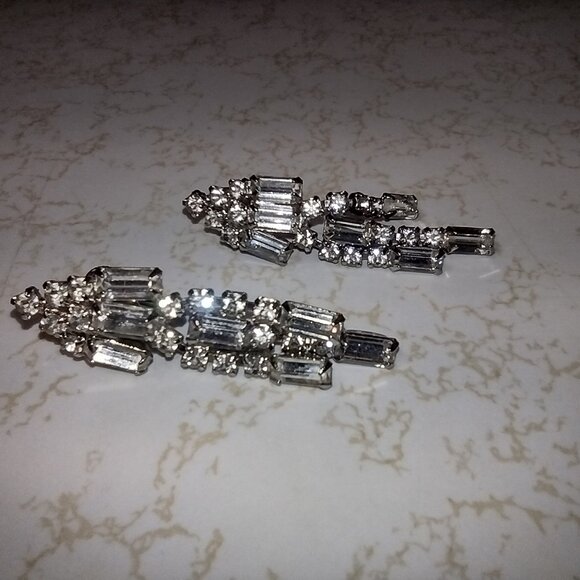 Beautiful and sparkly dangling earrings - Picture 3 of 12